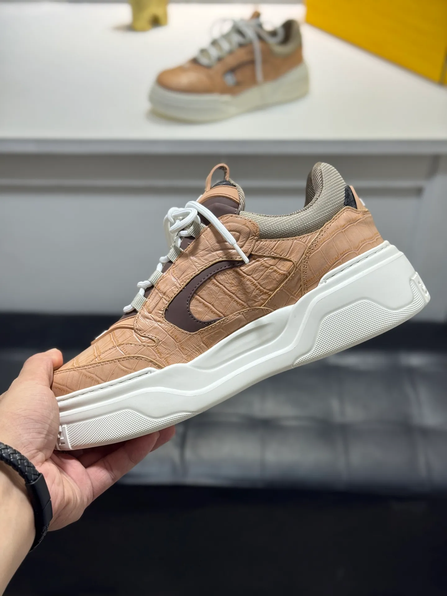 Men's men's shoes 💰560 [New style] 🦥🦥FENDI Fendi high version latest Force series calfskin FF mesh round toe thick sole low-top sports sneakers, these Force lace-up low-top shoes. Made of white full-grain leather and white and brown smooth leather. Padded. Brown FF jacquard and yellow technical fabric details. Lightweight and thick white sole with FF pattern details on the toe and heel ✔️Fabric: Imported first-layer cowhide breathable mesh ✔️Inner lining: Customized breathable mesh ✔️Sole: Open-molded rubber foam material ✔️Sole thickness: 7CM Size: #Men's 38-44 (45 is custom-made and cannot be returned or exchanged
